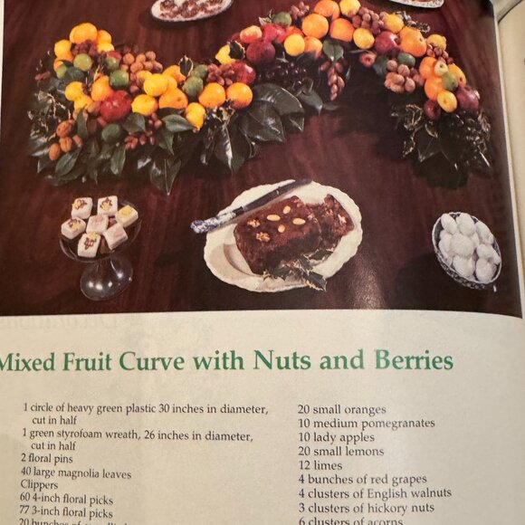 Colonial Williamsburg Decorates for Christmas & Martha Stewart Christmas - Picture 3 of 14